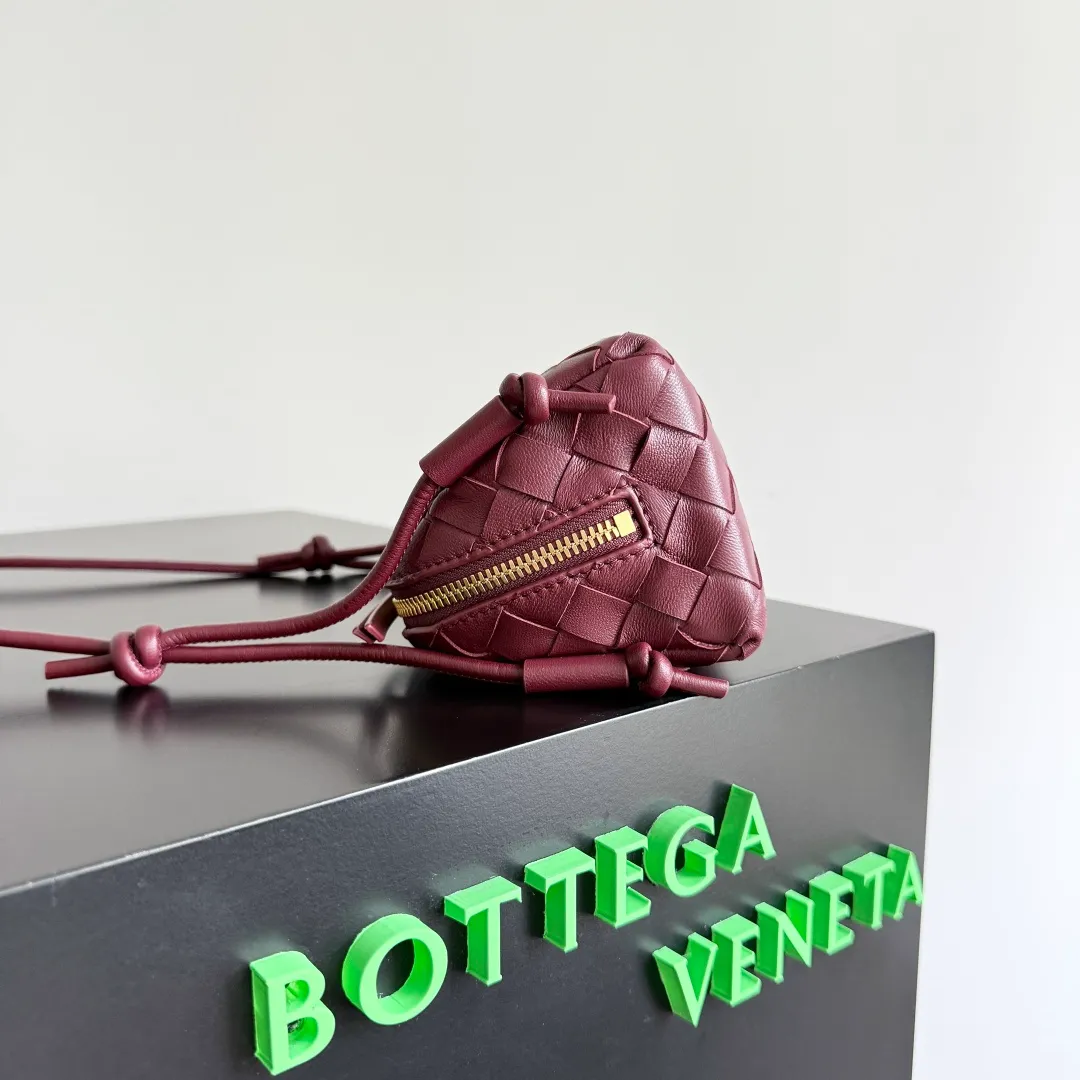 Batch 1260 BV new mini bag ceiling Bottegaveneta new Concert Pouch bag is small and has a large capacity. It can hold a Pro max mobile phone. The shoulder strap is adjustable for cross-body carry. It is very cost-effective when carried on one shoulder. The latest small bag in autumn has a lot of capacity. It can hold 4 short clips. I also tried it and it can hold one of my fists. It is cute, the capacity is touching and the length of the shoulder strap is adjustable for daily commuting. Full score 10 #bv woven bag Style number: 794258 Size: 18.5*11.5*8.5cm